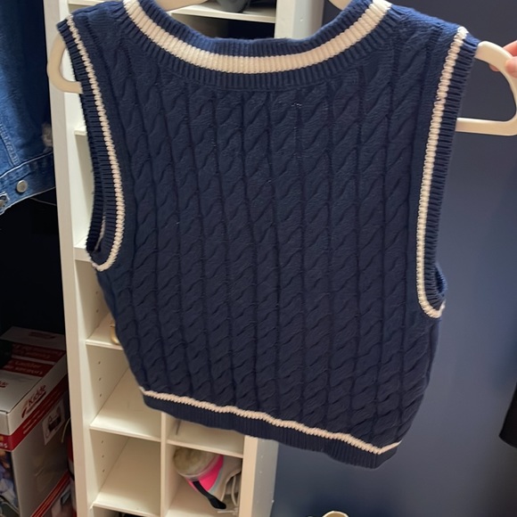 Cute never worn tags on sweater vest - Picture 2 of 2